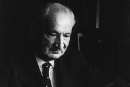 1927 erschien Martin Heideggers erstes Hauptwerk Sein und Zeit. Die Rezeption seiner Werke war nach dem Zweiten Weltkrieg in Deutschland wegen seiner Verstrickung in den Nationalsozialismus belastet.