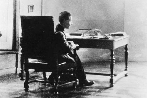 Rainer Maria Rilke, geboren 1875 in Prag, wechselte sehr häufig Wohnorte und Länder. Bis zum Ersten Weltkrieg lebte er viele Jahre in Paris. Seine letzten Lebensjahre verbrachte er in der Schweiz. Hier Rilke im Pariser Hotel Biron 1908.