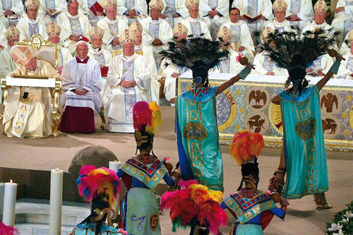 Massenmedial inszenierte Gottesdienste wie bei der letzten Mexikoreise Papst Johannes Pauls II . (rechts neben ihm Piero Marini) im Sommer 2002 riefen Kritiker und Vertreter der reinen Liturgie auf den Plan.