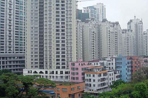 Wenig einladend wirken die Hochhäuser der sogenannten „gated communities“ entlang des Perlflusses, hier in Guangzhou. Im Vordergrund die „urban villages“.