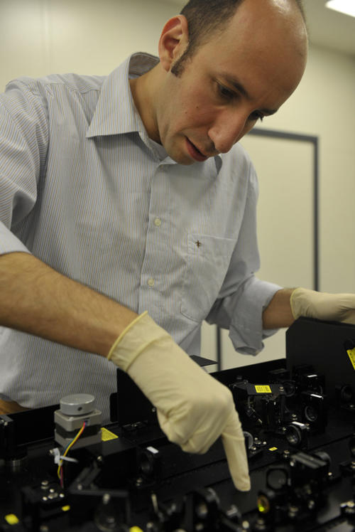 Emad Aziz leitet das für das Projekt gegründete neue Labor mit Standorten an der Freien Universität und in Adlershof.