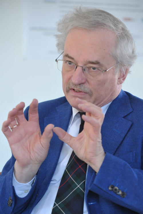Martin Jänicke war mehr als 30 Jahre Professor am Otto-Suhr-Institut für Politikwissenschaft und leitete rund 20 Jahre lang das Forschungszentrum für Umweltpolitik (FFU), das er 1986 mitbegründete.