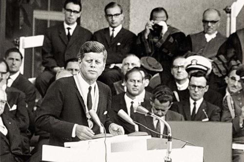 Umjubelt in Berlin: US-Präsident John F. Kennedy bei seiner Ansprache in Dahlem 1963. Die Freie Universität verlieh ihm die Ehrenbürgerwürde.