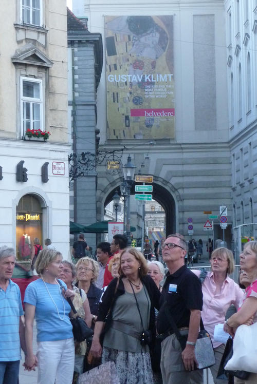 Überall Klimt: auch im Herzen Wiens auf dem Michaelerplatz über der Durchfahrt zur Hofburg. Die Gasthörer mit Dozentin Gisela Möller (4. v. r.).