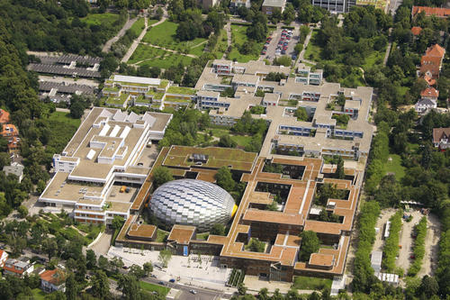 Die "Rost- und Silberlaube" erstreckt sich zwischen Habelschwerdter Allee und Fabeckstraße. Auf unserem Luftbild aus dem Jahre 2007 erkennt man die Philologische Bibliothek als eine silberne Halbkugel inmitten des Gebäudekomplexes.