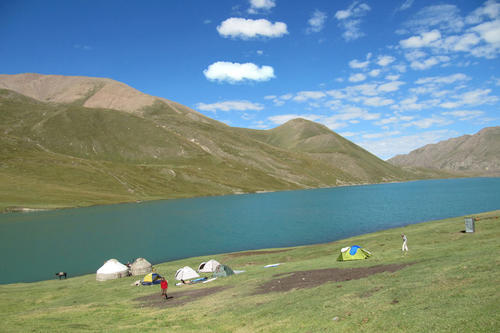 Malerische Landschaft: Wissenschaftler der Freien Universität haben ihre Zelte am Ufer des Ükök-Sees in Kirgisistan aufgeschlagen. Der See liegt in 3000 Metern Höhe und wird aus Gletscherwasser gespeist.