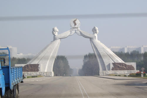 Die Einheit Koreas im Blick: Denkmal für die "Drei Grundsätze zur Wiedervereinigung des Vaterlandes" - Tor an der Autobahn nach Kaesong.