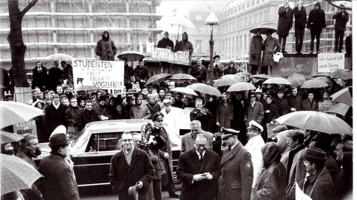 Proteste gegen Bürgermeister Albertz bei der Einweihung der heutigen Institutsräume im Januar 1967. Grund waren Kürzungen des studentischen Haushalts.