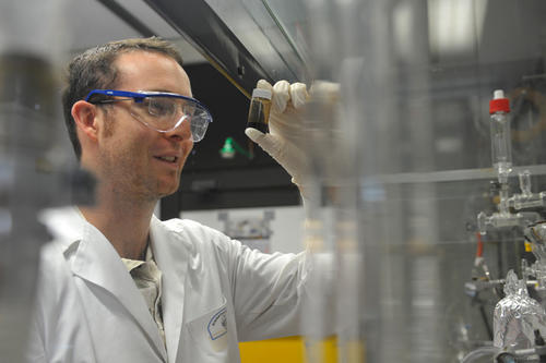 Wissenschaftliche Mitarbeiter wie Daniel Nordmeyer aus der Arbeitsgruppe von Professor Eckart Rühl, Physikalische Chemie, untersuchen, wie etwa Eisenoxid-Nanopartikel als Kontrastmittel bei Magnetresonanztomografien eingesetzt werden können.