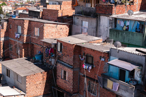 Ungleiche Chancen: Die wachsende Zahl von Favelas an den Rändern der Hochglanz-Citys zeigt die Kluft zwischen Arm und Reich.