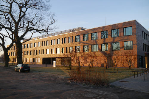 Bundesweit einzigartig: Das Robert-von-Ostertag-Haus vereint fünf tierärztliche Zentren für Infektionsmedizin unter einem Dach. Der Bau wurde auf dem Gelände der Freien Universität in Düppel errichtet.