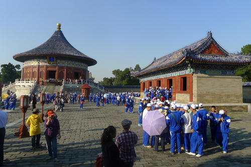 Der Himmelstempel in Peking mit seiner weitreichenden Anlage – hier die Halle des Himmelsgewölbes – ist eines der bekanntesten Wahrzeichen Chinas. Auch für chinesische Schüler gehört ein Besuch der Anlage zum Pflichtprogramm.