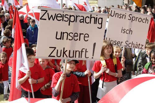 Pro Elsässisch: In Straßburg demonstrierten Ende März 2012 auf der Place Kleber Bürger, darunter viele Kinder, für den Erhalt der Zweisprachigkeit und der Regionalsprachen im Elsass.