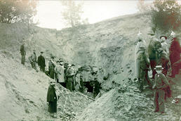 The opening of the burial chamber on September 20, 1899. The tomb, the largest burial mound in northern Central Europe, had been discovered shortly before by workers doing road construction.