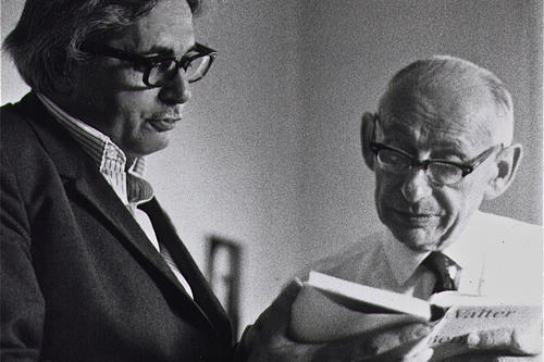 Peter Szondi (links) und Religionswissenschaftler Gershom Scholem diskutieren 1971 eine Schrift von Walter Benjamin.