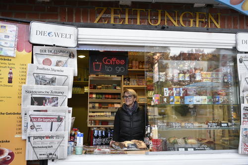 Wo bitte geht`s zum Thielplatz? Barbara Vetter arbeitet in dem Kiosk an der U-Bahnstation Thielplatz und weiß: Der Platz als solcher existiert gar nicht.