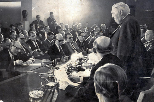 Als erster DAAD-Doktorand aus Israel kam Shlomo Aronson (2. Reihe, 4. v. l., hinter dem Mann mit der Sonnenbrille) an die Freie Universität und nahm als Journalist 1963 an der Ludwig Erhards Pressekonferenz als neuer Bundeskanzler teil.