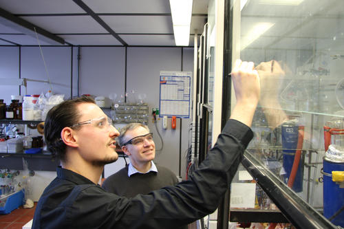 Chemistry Professor Rainer Haag (in back) of Freie Universität, shown here with a graduate student in his lab, marketed an invention together with colleagues from Israel.