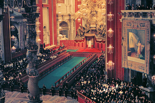 Sitzung im Petersdom: Die Beschlüsse des Zweiten Vatikanischen Konzils (1962 bis 1965) legten die Basis für die gegenwärtige Katholische Theologie.