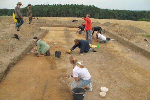 Menschenleben um 200 n. Chr. wird bei dieser Ausgrabung einer Siedlung bei Marwedel in Niedersachsen rekonstruiert.
