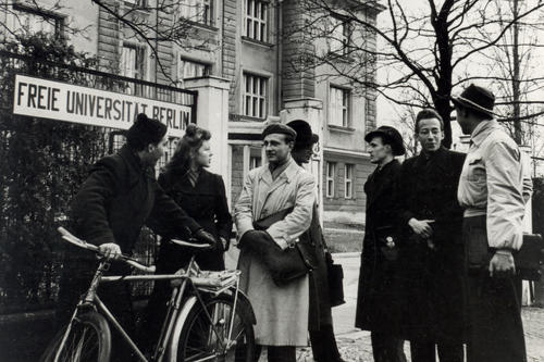 Studierende, die sich 1949 vor dem Gebäude unterhalten.