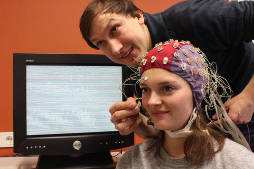 Einblicke. Mit der Elektroenzephalographie (EEG) lassen sich die Aktivitäten des Gehirns messen.