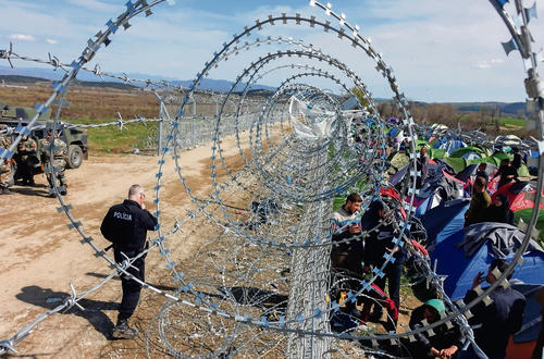 Kein Durchkommen mehr: An der Grenze zu Mazedonien errichten Sicherheitskräfte einen Stacheldrahtzaun vor dem Flüchtlingslager Idomeni. Europa schottet sich gegenMenschen ab, die vor Krieg, Verfolgung oder aus wirtschaftlichen Gründen aus ihren Heima