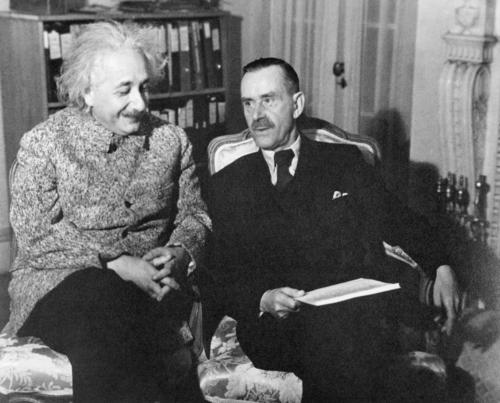 Frühe Medienhelden: Der Physiker Albert Einstein und der Schriftsteller Thomas Mann 1938 im amerikanischen Exil in Princeton.