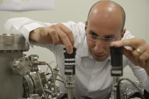 Der Physiker Emad Aziz arbeitet unter anderem mit einem High Harmonic Generation Lab (HHG), das eine zeitaufgelöste Photoelektronenspektroskopie ermöglicht.