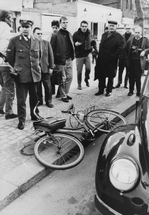 Am 11. April 1968 wird Rudi Dutschke auf dem Kurfürstendamm angeschossen. Am Tatort bleibt Dutschkes Fahrrad zurück.