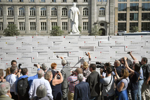 A campaign against hate and smears: Politicians, activists, and passersby came together on Berlin’s Gendarmenmarkt on September 5, 2017, to smash a wall made of expanded polystyrene foam bearing hate speech.