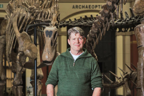 Dinosaurs have no secrets from isotope paleontologist Ulrich Struck – he analyzes how they lived, thousands of years after they went extinct.