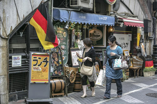 Currywurst, German bread rolls, and a beer stein hit the road: These days, German specialties like those shown in our photo are offered just as readily at restaurants in Tokyo as Asian dishes are in Germany.