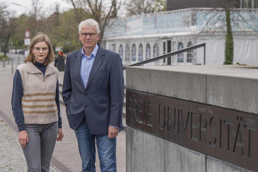 Karl-GeorgWellmann (rechts) und die ukrainische Studentin Anna Golubyeva stehen nebeneinander vor einem Gebäude der Freien Universität Berlin