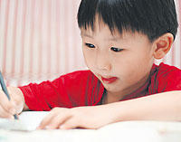 Auch chinesische Kinder brauchen mindestens sechs Jahre Unterricht, um eine chinesische Zeitung lesen zu können.