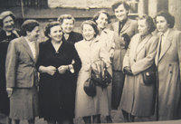 Treffen von Überlebenden des KZ Helmbrechts in Lodz in den fünfziger Jahren. Das Foto zeigt die in unserem Artikel erwähnte Zeitzeugin Helena Bohle-Szacki (3. v. rechts).