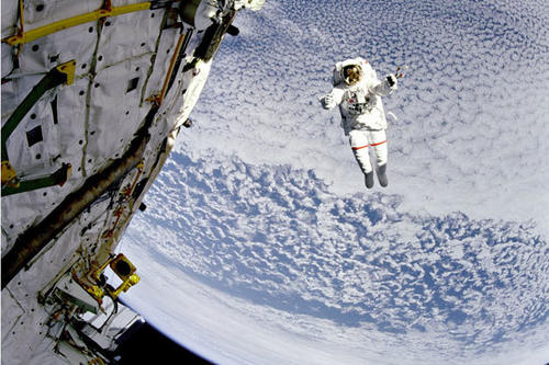 Sicherheitscheck: Ein Nasa-Astronaut bei der Arbeit im Weltall.