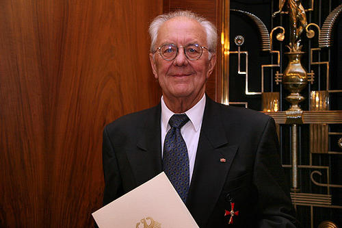 Bundesverdienstkreuz 1. Klasse für Kurt Hammer. Der ehemalige Kanzler der Freien Universität Berlin ist auch für sein ehrenamtliches Wirken ausgezeichnet worden.