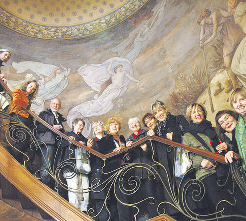 Kunst verbindet: Die Gasthörergruppe im Brüsseler Hôtel Hannon mit der Kunsthistorikerin Gisela Moeller (ganz rechts).
