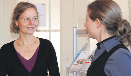 Petra Preuschoff (links) im Gespräch mit DUW-Mitarbeiterin Jana Rebholz.