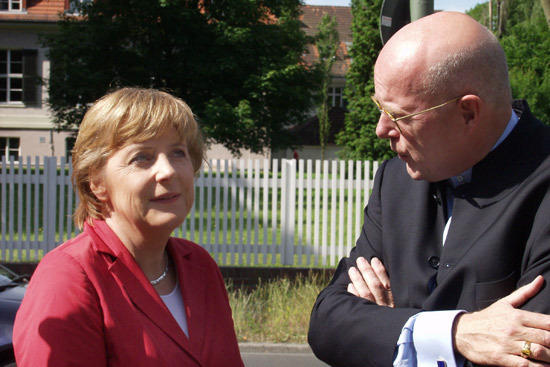 Prominenter Gast: Dieter Lenzen im Gespräch mit Angela Merkel.