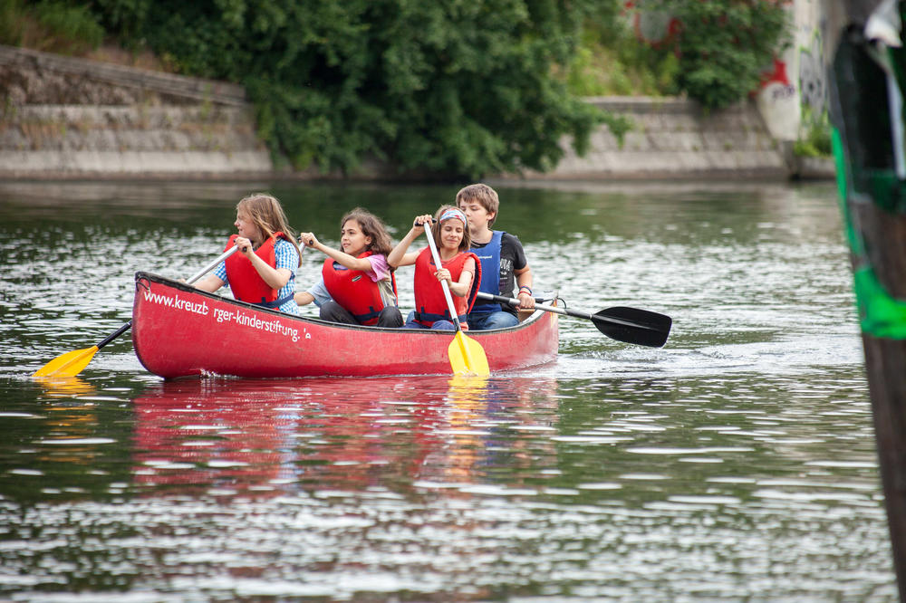 Als „Spreebären“ können Kinder und Jugendliche vom hauseigenen Bootssteg mit Kanus auf Entdeckungsfahrt gehen.
