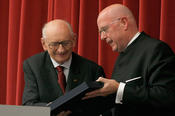 Prof. Dieter Lenzen, ehemaliger Präsident der Freien Universität Berlin, überreicht dem Preisträger Wladyslaw Bartoszewski den Freiheitspreis 2008.