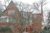 Das International House im Schnee – Blick aus Richtung der Goßlerstraße.