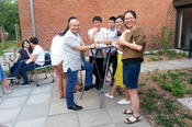 Während eines Empfangs für das Zentrum für Deutschlandstudien (ZDS) der Peking Universität im Garten des International House. Anlass war eine Sommerschule in Berlin für ZDS-Studierende.