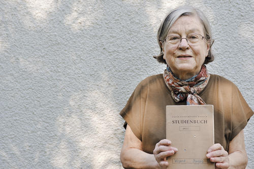 Barbara Saß-Viehweger, 69, studierte an der Freien Universität Rechtswissenschaften und arbeitet noch heute als Anwältin und Notarin.