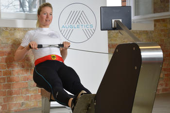 Olympia-Siegerin Julia Lier beim Training auf dem Ruderergometer von AUGLETICS