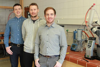 Frisch eingezogen: Olaf Wagner, Ievgen Donskyi und Guy Guday haben sich auf Graphen-Forschung spezialisiert und sind die ersten Nutzer des Co-Working Lab.