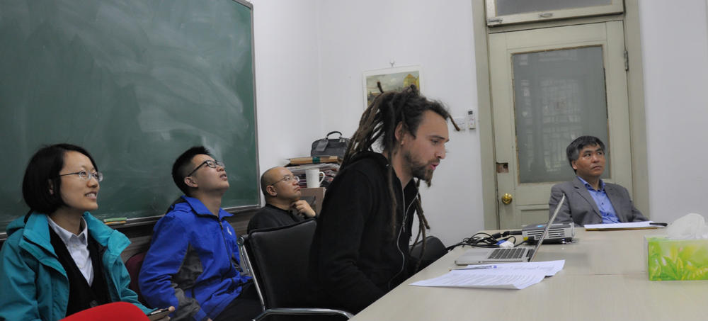 Der Schriftsteller, Künstler und Dozent Dr. Max Höfler während seines Vortrags an der Peking Universität.