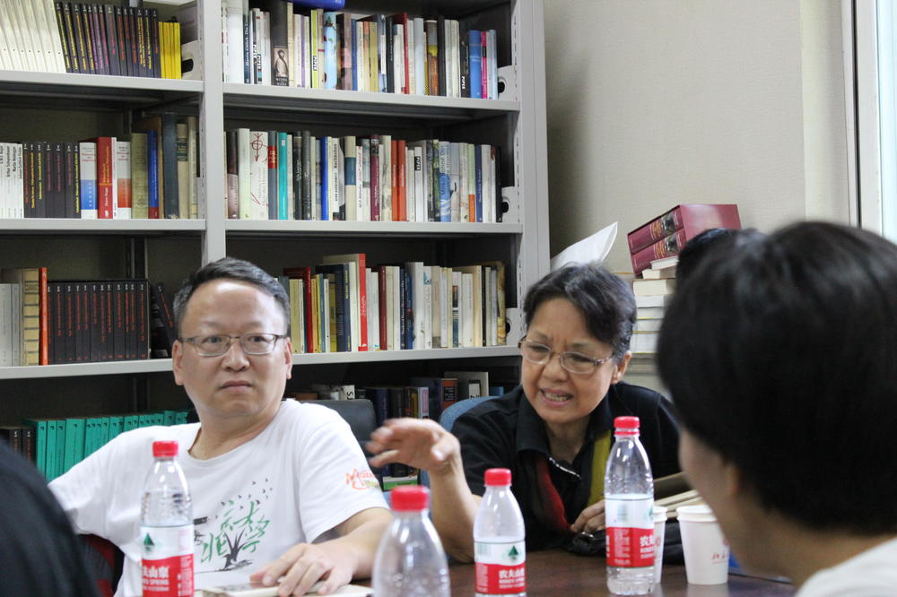 Frau Prof. Dr. Lian Yuru (Politikwissenschaften) in der Diskussion.